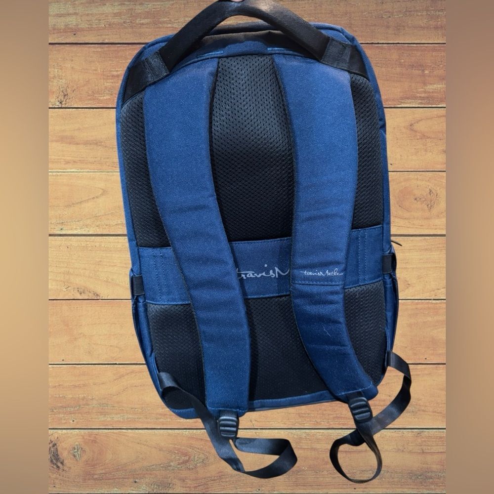 TravisMathew Approach Backpack In River Blue Navy, Like New - Picture 5 of 11